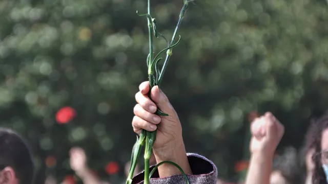 
                    Entre chuva, 30ºC e 25 de Abril na rua: As previsões para o fim de semana
                