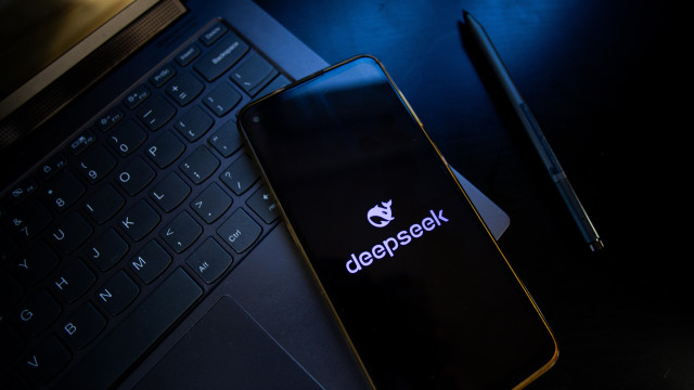 DeepSeek terá tido problemas técnicos com 'chips' de IA da Huawei