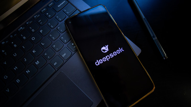 DeepSeek terá tido problemas técnicos com 'chips' de IA da Huawei