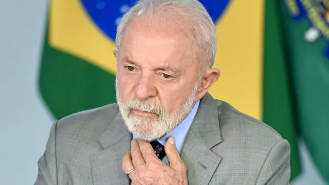 
                    Barrada pela chuva onda que queria empurrar Lula para última dança
                