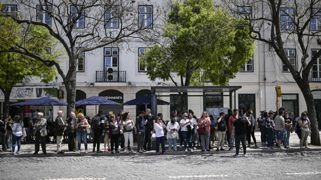 Apagão. Maria do Amparo só saiu à rua para comprar pilhas para o rádio Apagão. Maria do Amparo só saiu à rua para comprar pilhas para o rádio