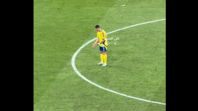 Inconsolável. Cristiano Ronaldo perdeu e ficou a reclamar... sozinho