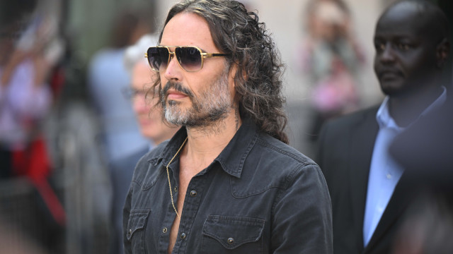 Começa o julgamento de Russell Brand, ator britânico acusado de violência sexual