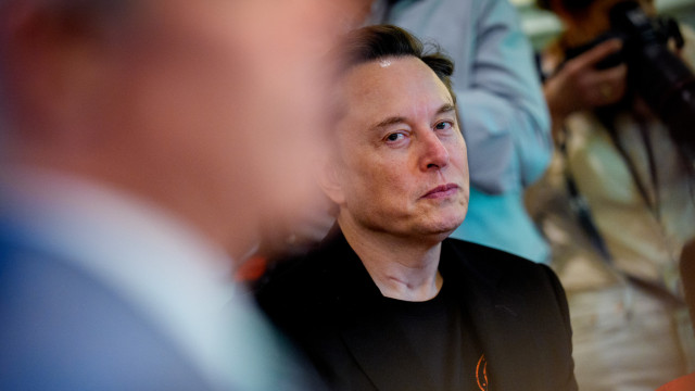 Musk acata lei australiana que proíbe redes sociais para menores de 16