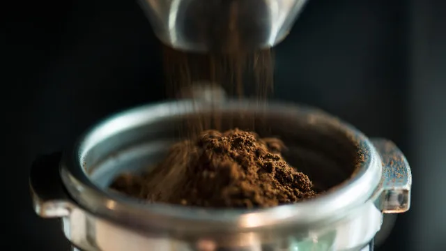 
                    Do lixo ao depósito: Borras de café podem dar origem a biodiesel
                