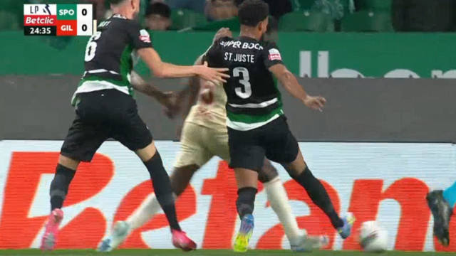 VAR entrou em ação e assinalou este penálti contra o Sporting