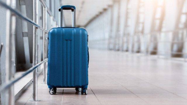 Mulher é presa por viajar com criança dentro de mala na Nova Zelândia