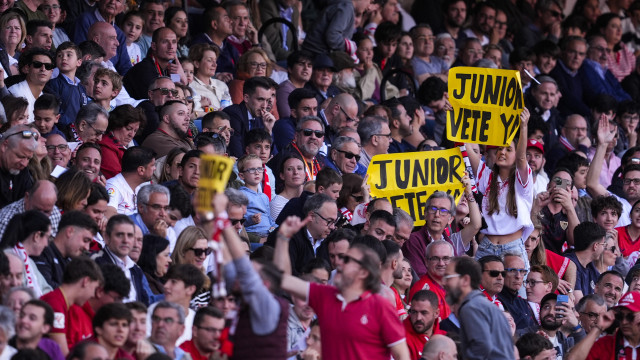 Caos no Sevilla. Ultras invadem cidade desportiva e plantel 'barrica-se'