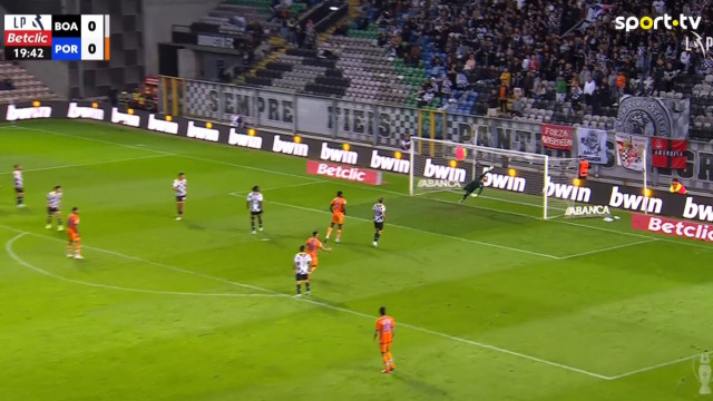 Golo monumental. Rodrigo Mora 'bailou' e abriu ativo no Boavista-FC Porto