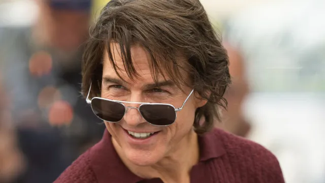 
                    Tom Cruise com personagem 