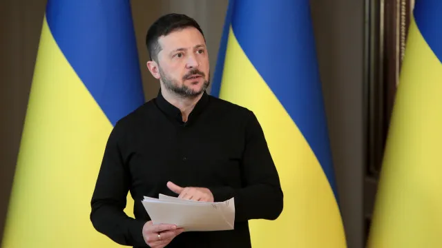 
                    Zelensky obtém promessas de apoio adicional na cimeira do G7
                