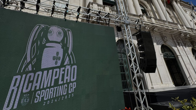 Dos assobios à euforia. Sporting exibiu bicampeonato na Câmara de Lisboa