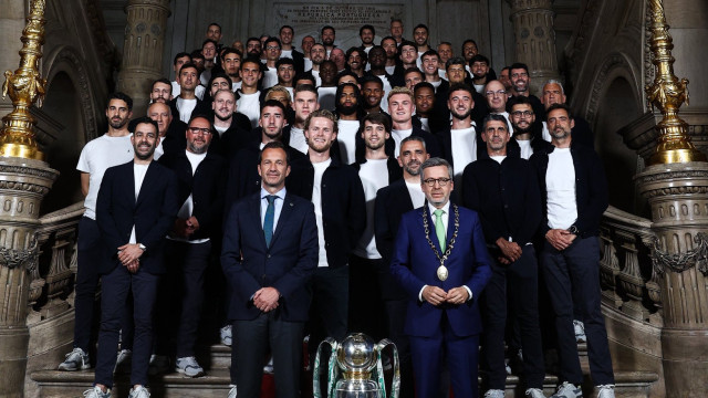 Dos assobios à euforia. Sporting exibiu bicampeonato na Câmara de Lisboa