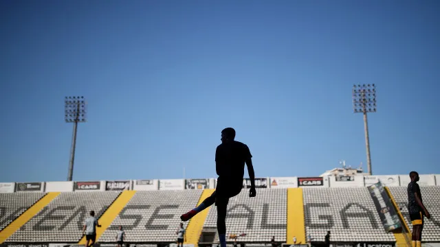 Oficial: Joseph Nduquidi reforça meio-campo do Farense por duas épocas