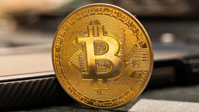 
                    Bitcoin sobe quase 3% e ultrapassa 82 mil dólares pela 1.ª vez desde maio
                