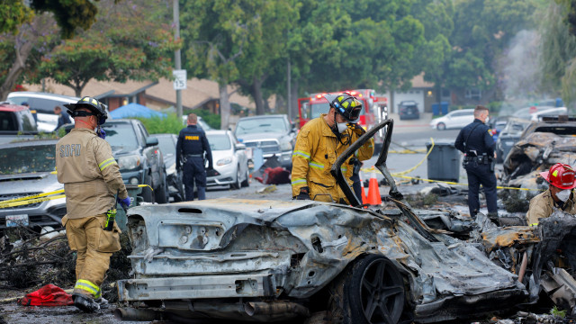 As imagens da destruição causada por queda de avioneta em San Diego
