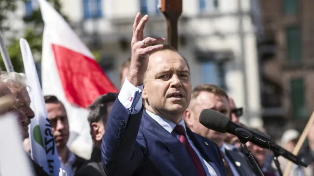 
                    Presidente polaco retira condecoração a Zelensky. Kyiv já reagiu: 