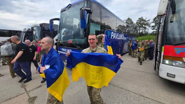
                    Kyiv e Moscovo trocam 103 prisioneiros de guerra de cada lado
                