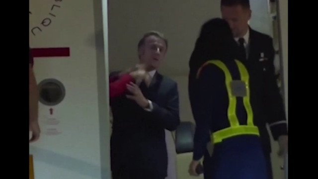 Macron levou empurrão de Brigitte (e foi filmado). Momento causa reboliço