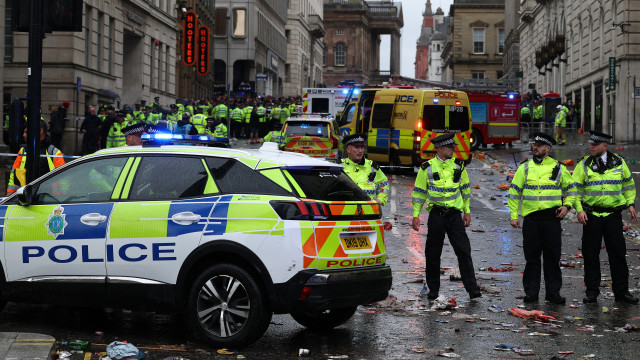 Carro atropela multidão nos festejos do Liverpool. Suspeito detido