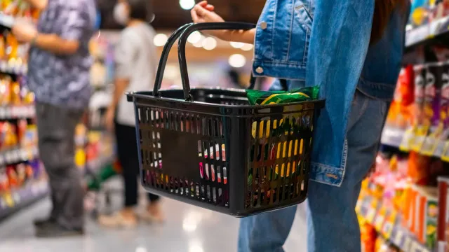 
                    Cabaz alimentar desce, mas continua 17,88€ mais caro do que há um ano
                