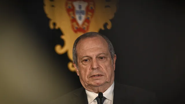 
                    César é candidato a presidente do PS, mas antecipa 