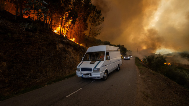 Fui apanhado de carro no meio de um incêndio. E agora?