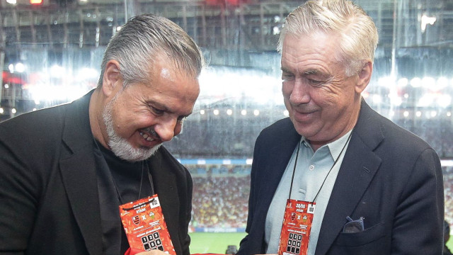 Ancelotti assistiu a jogo do Flamengo e recebeu prenda de um português
