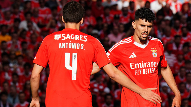Trio do Benfica foi ver a final da Champions... com camisolas do PSG