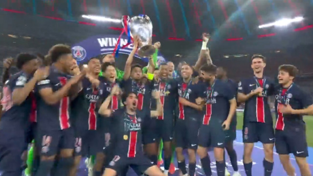 O momento em que o quarteto português do PSG ergueu a primeira Champions