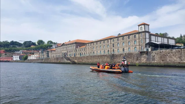 
                    Colisão entre barcos no origem de acidente no rio Douro no Porto
                