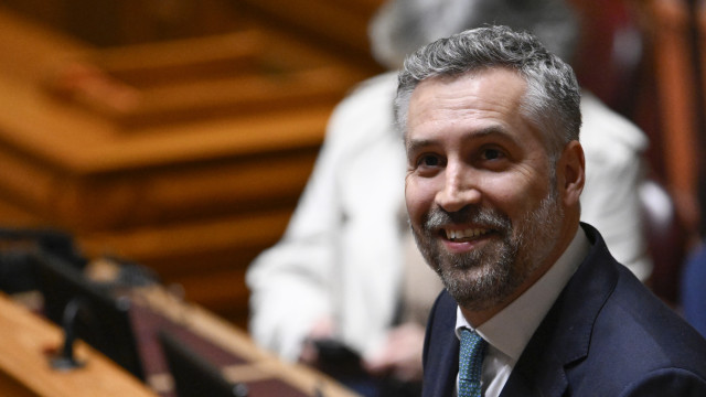 Pedro Nuno Santos suspende mandato antes da votação do OE para 2026