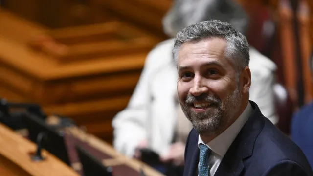 
                    Regresso em força de Pedro Nuno agita PS. Carneiro negou 