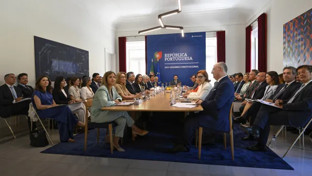 30% do Governo de Montenegro declarou ter ligaÃ§Ãµes a empresas