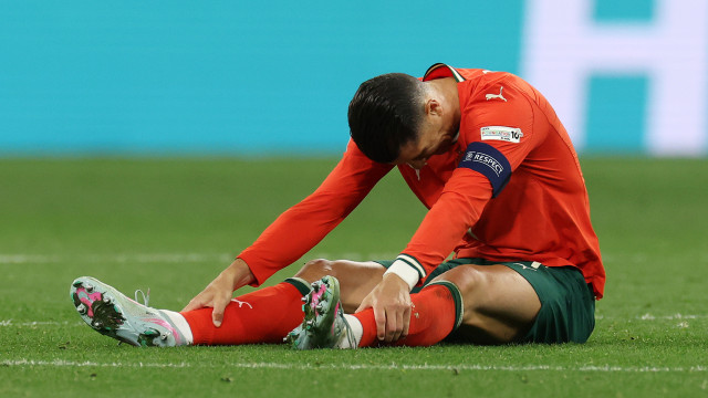O peso dos 40 anos. Cristiano Ronaldo abandonou final com ovação
