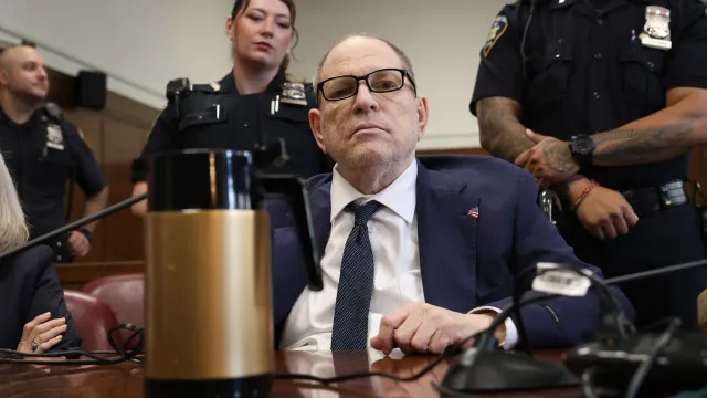 
                    Julgamento de Harvey Weinstein termina sem veredicto
                