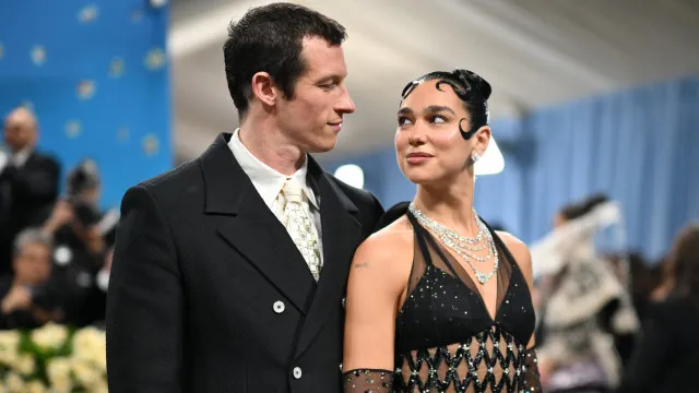 
                    Dua Lipa e Callum Turner casam-se em Londres
                