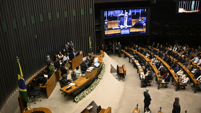 Centrão e oposição querem limitar regulação de big techs a temas denunciados por Felca