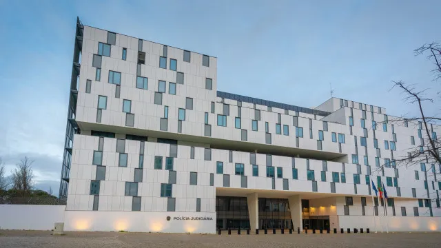 
                    Cinco detidos pela PJ por 