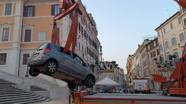 Idoso tenta descer famosa escadaria de Roma de carro e acaba preso a meio