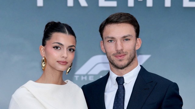 Gasly festeja aniversário de Kika em Portugal (à mesa com a família)