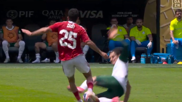 Raphael Veiga safou-se de expulsão, mas protagonizou esta dura entrada