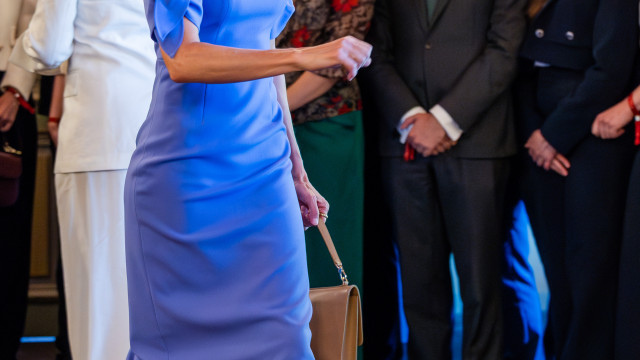 Tudo sobre o look colorido (e em saldos) da rainha Letizia