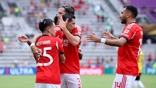 Depois da tempestade, a bonança. Benfica goleia e sonha com os 'oitavos'