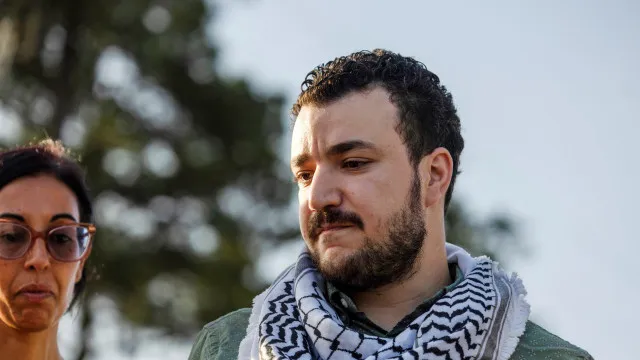 
                    Ativista palestiniano processa universidade dos EUA após detenção pelo ICE
                