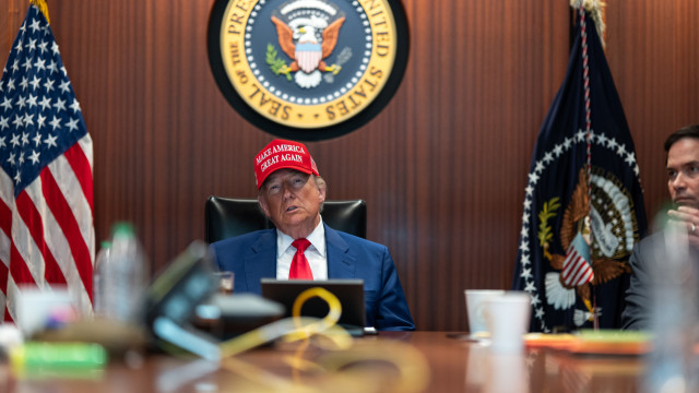 Trump alega ter salvo ayatollah Ali Khamenei de 