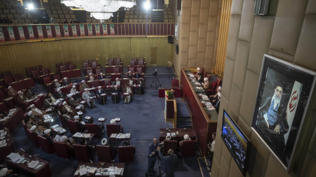 Parlamento de Teerão recomenda fecho do Estreito de Ormuz
