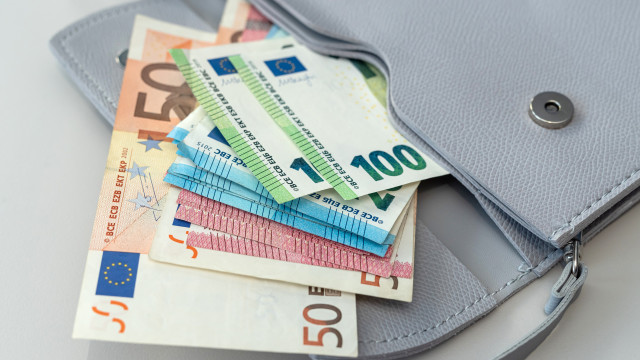 'Bónus' no salário? Alívio no IRS poderá ser superior a 400 euros