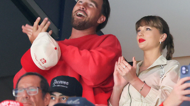 Taylor Swift e Travis dançam 'Shake It Off'. Cantora usa mala de luxo