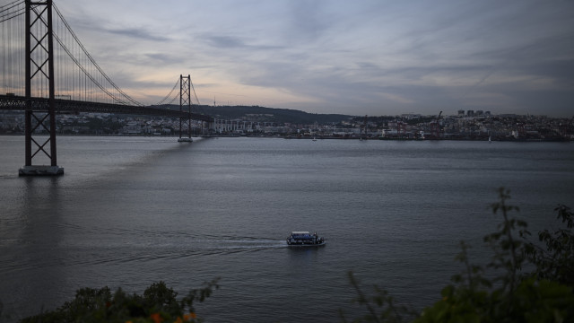 Jovem inglês desaparecido após festa em embarcação no rio Tejo